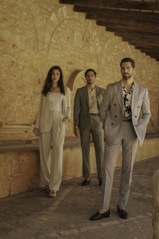 Dio - 本案例為於西班牙 Mallorca（馬約卡島）完成之品牌形象拍攝。

透過當地歐洲攝影團隊與模特兒資源，
結合地中海海岸、歷史建築與自然街景場地，
完成多套服裝之戶外實景拍攝。

本次拍攝由台灣端進行風格方向規劃，
並透過樣衣寄送至歐洲當地團隊進行拍攝執行，
無需品牌全員出國，即可完成歐洲實地形象拍攝。