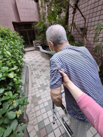 專業照服員雲乙 - 協助100歲的阿公回居家團圓照顧