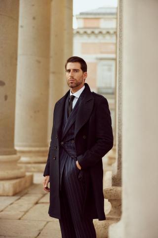 Dio - 本案例於西班牙 Madrid 市中心完成之品牌形象拍攝。

透過歐洲當地攝影團隊與模特兒資源，
運用歷史建築街區、石板步道與城市立面場景，
完成多套服裝之戶外實景形象拍攝。

本次拍攝由台灣端進行拍攝方向與造型規劃，
並透過樣衣寄送至歐洲當地團隊執行拍攝，
品牌無需全員出國，即可完成歐洲城市實景 Campaign。