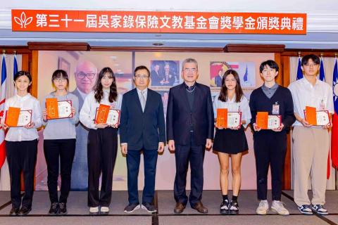 曾品馨 - 右3是我↖(^&omega;^)↗