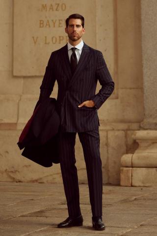 Dio - 本案例於西班牙 Madrid 市中心完成之品牌形象拍攝。

透過歐洲當地攝影團隊與模特兒資源，
運用歷史建築街區、石板步道與城市立面場景，
完成多套服裝之戶外實景形象拍攝。

本次拍攝由台灣端進行拍攝方向與造型規劃，
並透過樣衣寄送至歐洲當地團隊執行拍攝，
品牌無需全員出國，即可完成歐洲城市實景 Campaign。
