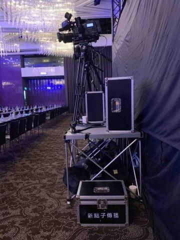 新點子錄影 - 在多機位 EFP 拍攝流程中，許多人認為 2號機是最輕鬆的位置，其實它往往是最關鍵的一環。2號機需兼顧全景穩定、特寫精準，同時扮演現場最可靠的安全機位。當主畫面遺漏全景或導播需要節奏轉換時，安全畫面即可即時補位，確保畫面銜接順暢不中斷。專業的構圖判斷與時機掌握，讓直播與錄影維持流暢節奏與觀看品質，支撐整體影像呈現的完整與穩定。