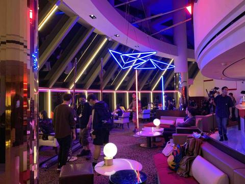 Swe尬 - 拍攝場景-遠企馬可波羅餐廳-霓虹燈光施作