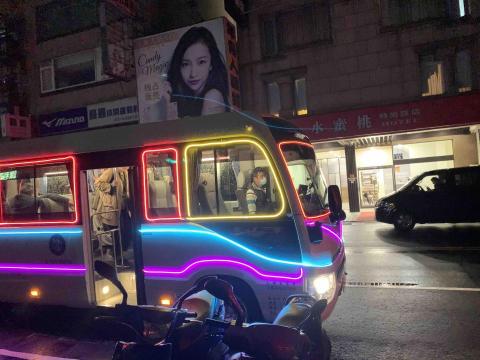 Swe尬 - 拍攝場景-新竹市燈會宣傳廣告-車身霓虹燈條施作