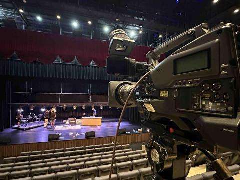 新點子錄影 - 在廣告片拍攝現場，穩定的影像設備與完善的導播系統，是確保畫面品質與製作效率的關鍵。本次新點子錄影提供專業攝影與導播台設備租借，支援廣告製作團隊進行多角度畫面監看與訊號整合，讓導演與製作團隊能即時掌握拍攝畫面，提升現場作業流暢度。

從劇場燈光測試、場景定位到畫面構圖確認，每個環節都仰賴穩定可靠的設備支援。我們提供高規格影像器材與完整訊號整合方案，協助拍攝團隊專注於創意呈現，確保拍攝流程順利進行。

專業設備支援，不只是器材提供，更是影像品質與工作效率的重要後盾。