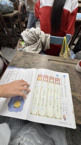 邱子綺 - 曾參與國小課後輔導，陪伴學生完成作業與複習課業，協助建立學習習慣，並耐心引導學生理解題目內容。
