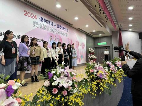 新點子錄影 - 【2024優秀護理人員表揚大會｜影像紀錄】

2024優秀護理人員表揚大會隆重舉行，向長年守護生命與健康的護理人員致上最高敬意。現場溫馨而莊重，每一段掌聲與每一刻榮耀都令人動容。

本次活動由新點子錄影負責全程錄影拍攝，以穩定專業的作業流程，完整紀錄頒獎、合影與典禮重要畫面，細膩保存每個感動瞬間。清晰穩定的影像呈現，不僅讓現場氛圍完整傳遞，也為主辦單位留下珍貴且具紀念價值的影像紀錄。

影像，是對每一位白衣天使最真摯的致敬。

&mdash;

#護理人員表揚大會
#活動錄影
#頒獎典禮拍攝
#影像紀錄
#新點子錄影