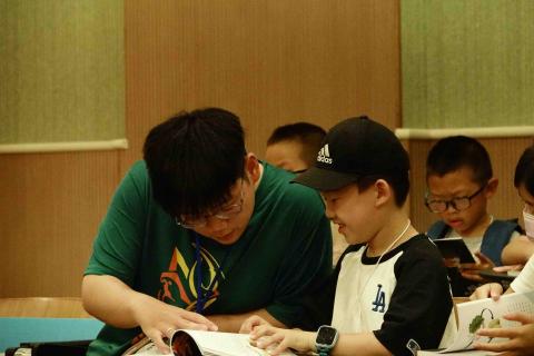 許紘瑋 - 擔任台大昆蟲營領隊