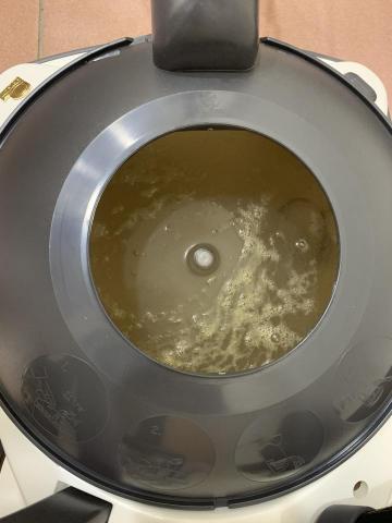 盧盧爸 - 清洗後床面髒水