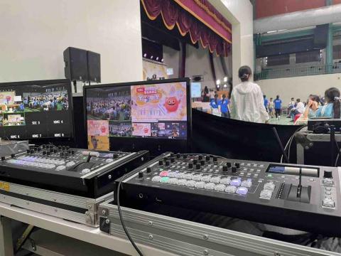 新點子錄影 - 新北科學日於板橋國中順利進行，新點子錄影設置專業導播台與直播設備操作區，整合多機訊號與即時切換，確保線上直播穩定流暢，完整呈現師生活動精彩畫面。

#新北科學日 #導播台 #直播設備 #EFP拍攝 #新點子錄影