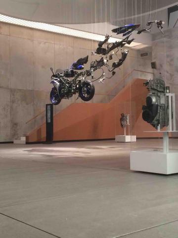 Swe尬 - 拍攝場景-Yamaha廣告-道具車零件吊掛對位