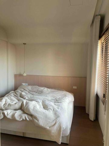 奇亞工程行 - 全室使用淡雅凱恩塗料。
淺色床頭板貼片、加增間接照明。
遮光布簾與木百葉相映調節。