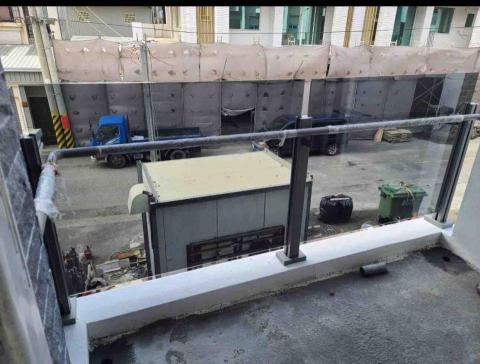 原騰金屬工程行 - 插槽式玻璃欄杆