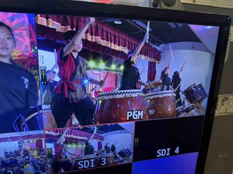 新點子錄影 - 【三重體育館晚會｜EFP拍攝＋線上直播】

三重體育館晚會活動熱鬧登場，舞台燈光與震撼太鼓演出帶動全場氣氛，現場觀眾熱情參與，展現大型活動的磅礴氣勢。為讓無法到場的觀眾同步感受現場魅力，本次活動採用EFP多機拍攝與即時線上直播，完整呈現演出節奏與舞台視覺效果。

新點子錄影負責現場影像拍攝與直播執行，透過穩定訊號整合與即時導播切換，確保畫面流暢、聲音清晰，讓線上線下觀眾皆能享受高品質視聽體驗。

&mdash;

#三重體育館
#晚會活動
#線上直播
#EFP多機拍攝
#活動紀錄
#舞台演出
#新點子錄影