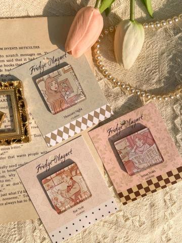 Luluise 插畫工作室 - 【Luluise 復古藝術磁鐵】定格日常的華麗世界
Luluise 將女子日常的千姿百態，濃縮於精緻的磁鐵載體。不只是吸附紙條的工具，更是點亮居家冰箱、辦公白板的微型藝術品。

1. 全方位設計： 從插畫視覺、材質選用到質感包裝設計，為您打造「一開箱即是驚喜」的完整體驗。
2. 多樣贈禮情境： 提供企業品牌形象定製、親友紀念小物，兼具實用性與復古美學