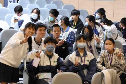 吳宥葳 - 營隊相見歡時與學員大合照