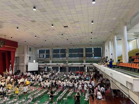 新點子錄影 - 今天的畢業典禮在熱鬧而溫馨的氣氛中圓滿落幕。會場裡充滿笑聲與祝福，同學們在典禮結束後互相合影、擁抱道別，留下屬於青春最真實的畫面。

新點子錄影以現場實況拍攝方式，完整紀錄每一個重要瞬間，從典禮流程、頒證畫面，到同學間珍貴的互動時刻，都細膩保存。對我們而言，影像不只是紀錄，更是替青春留下可回味一生的記憶。

願每位畢業生帶著勇氣與夢想，邁向人生下一段精彩旅程。

⸻

#畢業典禮
#活動紀錄
#校園活動拍攝
#新點子錄影