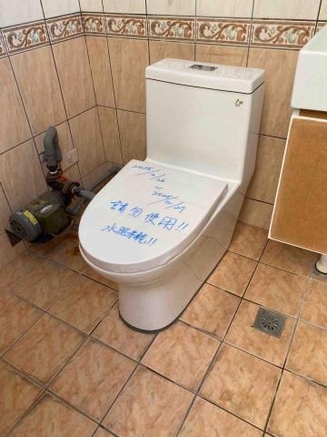 Yang&rsquo;s 水電維修、工程 - 馬桶安裝（濕式）