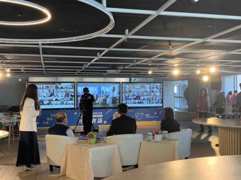 新點子錄影 - 本次校長會議由市長親自主持，透過 Google Meet 進行跨區連線，實現雙向即時互動與全程線上直播。現場與線上同步進行，讓各校校長能即時參與討論與決策，展現數位化行政溝通的效率與便利。

新點子錄影負責本次影像整合與雙向直播工程，從訊號整合、畫面切換到線上連線穩定控管，確保整場會議順暢進行。面對多方連線與即時互動的複雜流程，我們以專業技術與穩定執行力，再次讓活動圓滿完成。

⸻

#校長會議
#雙向直播
#GoogleMeet連線
#遠距會議直播
#EFP影像整合
#活動直播工程
#新點子錄影