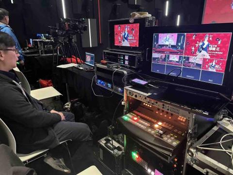 新點子錄影 - 這場粉絲見面會活動現場熱鬧非凡，新點子創意有限公司全程負責 EFP 多機拍攝、錄影系統、電視牆顯示與音響整合，確保每個畫面與聲音都穩定清晰呈現。透過專業導播切換與現場訊號整合，舞台畫面同步呈現在大螢幕與錄製畫面中，讓現場觀眾與後續觀看者都能完整感受活動氛圍。從設備架設、訊號測試到活動執行，每個環節都精準掌控，讓粉絲與藝人互動的精彩瞬間完整留下。新點子以穩定與專業，讓每場活動都安心圓滿完成。

#EFP拍攝
#粉絲見面會
#活動錄影
#電視牆工程
#音響整合
#多機導播
#活動直播製作
#新點子創意有限公司