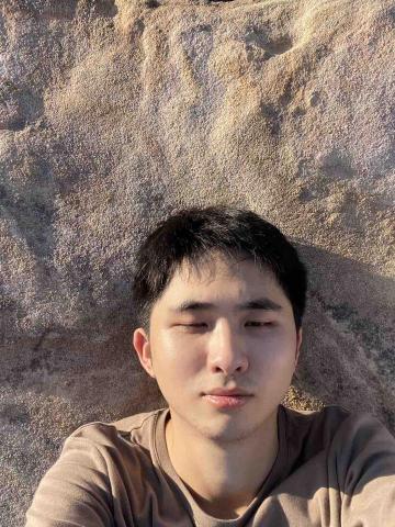 卓聖恩 - 躺在地上自拍