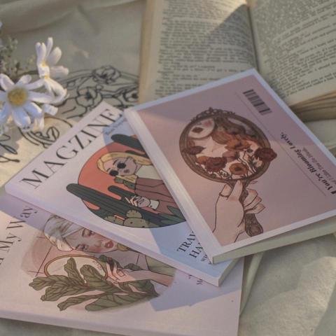 Luluise 插畫工作室 - 【Luluise 藝術隨行】客製插畫筆記本：書寫妳的優雅日常
Luluise 將女子日常的千姿百態，轉化為筆記本封面的視覺靈魂。這不只是一本空白頁，更是專屬於您的靈感收藏盒。

1. 專屬封面繪製： 結合時尚靈感與復古裝飾，為您的品牌或個人打造獨一無二的封面插畫。
2. 一站式送印服務： 從圖面創作、紙質選用到高品質印刷，確保色彩細膩、質感溫潤。
