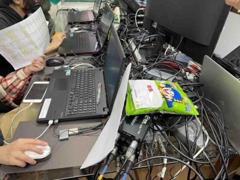 新點子錄影 - 做EFP拍攝、線上直播這麼多年，尤其是線上直播，我一定會在切換器旁放上一包乖乖。

老實說，我以前是不信這一套的人。
我一直覺得穩定靠的是技術、流程規劃、訊號備援與經驗判斷。

但自從在視訊切換旁固定放一包之後，大大小小的活動&mdash;&mdash;論壇、頒獎典禮、直播、跨區連線&mdash;&mdash;真的一路順順走，幾乎沒有出過重大失誤。

有人說是巧合，我說是安心。
有時候，多一點儀式感，也是一種對穩定的尊重。

#線上直播
#活動現場
#穩定最重要
#新點子錄影