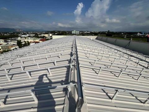 千云工程行 - 太陽能案場  架設光電板前  屋頂鐵皮保養 防水防鏽 面漆施工後