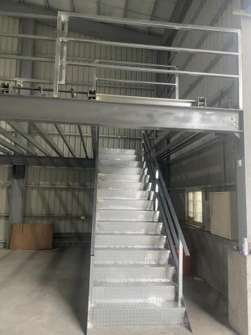 丞邑鋼構 - 二樓平台樓梯施工