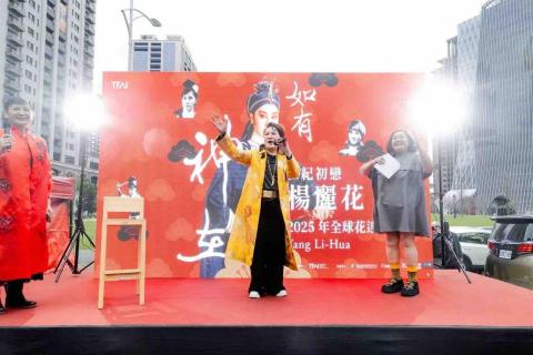 新點子錄影 - 【2025楊麗花全球花迷會｜EFP多機拍攝現場紀錄】

2025楊麗花全球花迷會盛大登場，戶外舞台熱力開唱，粉絲齊聚共襄盛舉。新點子錄影執行EFP多機拍攝與現場訊號整合，精準掌握舞台主畫面、主持互動與歌迷反應，畫面切換流暢穩定。
在戶外高亮背板與自然光交錯環境下，依然確保曝光穩定、聲音清晰，讓每一段演出完整呈現。從現場氛圍到舞台細節，我們用專業守住每一個關鍵瞬間。重要時刻，交給穩定團隊安心完成。