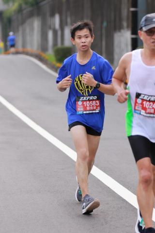 邱良祈 - 初半馬，一小時54分