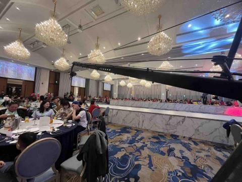 新點子錄影 - 【社團活動晚宴｜EFP拍攝＋搖臂動態呈現】

大型社團活動晚宴現場，新點子錄影以EFP多機拍攝結合搖臂動態運鏡，完整捕捉舞台演出與現場互動氛圍。搖臂畫面能帶出場面氣勢與空間層次，但在餐廳室內拍攝時，更需精準控管高度與移動範圍，隨時保持安全距離，兼顧賓客與設備安全。專業團隊協調走位與動線規劃，讓畫面震撼又安心，活動質感全面升級。

#社團活動
#EFP拍攝
#搖臂攝影
#活動錄影
#晚宴紀錄
#專業團隊
#新點子錄影