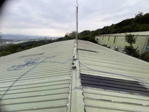 千云工程行 - 太陽能案場  架設光電板前  屋頂鐵皮保養 防水防鏽 底漆施工完成