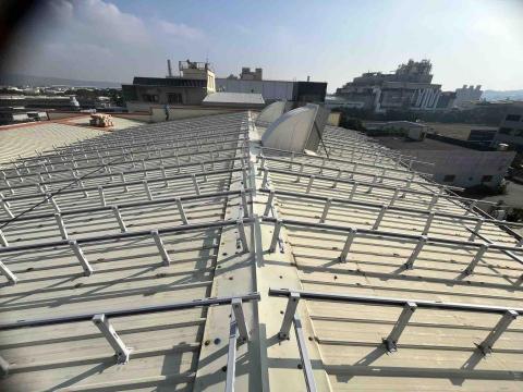 千云工程行 - 太陽能案場  架設光電板前  屋頂鐵皮保養 防水防鏽 施工前