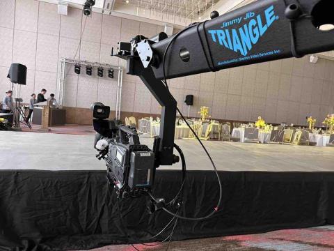 新點子錄影 - 搖臂攝影，不只是造勢效果，更是一種高張力的畫面語言。
從高空俯瞰到流暢滑動的推拉運鏡，每一個畫面都能瞬間拉開格局，讓舞台層次與氣勢全面提升。

但搖臂的背後，是技術、時間與人力的堆疊。
架設定位、配重平衡、走位測試與安全控管，每一步都不能出錯。
畫面越震撼，團隊越冷靜。

影像可以精彩，是因為現場夠專業。
新點子錄影，讓畫面真正有份量。

#搖臂攝影
#多機拍攝
#活動造勢
#高張力畫面
#EFP拍攝
#舞台拍攝
#專業影像團隊
#新點子錄影
