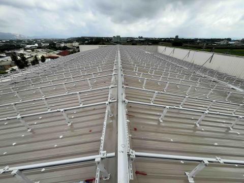 千云工程行 - 太陽能案場  架設光電板前  屋頂鐵皮保養 防水防鏽 底漆施工完成