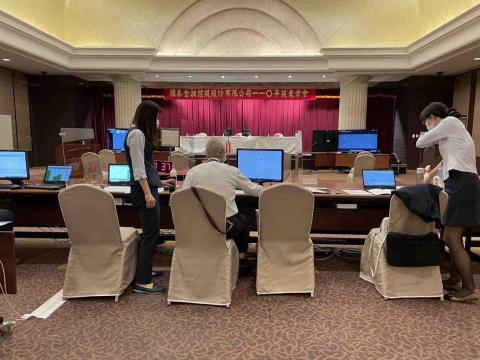 新點子錄影 - 【國泰股東常會｜多機EFP拍攝｜全程穩定直播】

每年一度的國泰股東常會，是對影像紀錄與直播穩定度要求極高的重要場合。從現場報到流程、主席台畫面，到簡報與股東發言，每一個環節都必須精準掌握、毫無差錯。

新點子錄影執行多機EFP拍攝與現場直播整合，完整串接音訊、簡報與現場畫面，確保股東與線上觀眾同步清晰掌握會議內容。

大型會議無法重來，穩定，就是我們最大的價值。

⸻

#國泰股東常會
#股東大會直播
#EFP多機拍攝
#專業導播
#活動直播工程
#新點子錄影