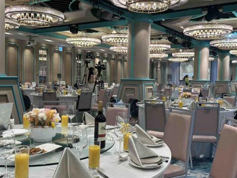 新點子錄影 - 【2025直銷晚宴盛會｜EFP多機拍攝紀錄】

2025直銷晚宴隆重登場，華麗燈光與精緻佈置交織出高質感氛圍，現場賓客雲集、掌聲不斷。新點子錄影執行本次EFP多機拍攝任務，完整紀錄舞台表揚、品牌分享與感動時刻。
在大型宴會廳複雜燈光環境下，我們精準控光與穩定收音，確保畫面清晰、流程順暢，讓每一段榮耀瞬間都被完整保存。
重要的品牌時刻，需要專業團隊穩定守護。

#直銷晚宴
#EFP多機拍攝
#活動錄影
#企業表揚大會
#專業導播
#新點子錄影