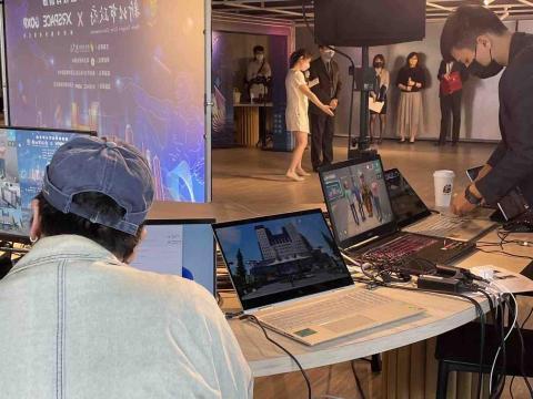 新點子錄影 - 【新北市政府教育局記者會｜線上直播圓滿完成】

新北市政府教育局主辦線上活動記者會，透過專業直播系統同步對外發布重要訊息。現場整合多機拍攝、即時導播切換與穩定收音，確保畫面清晰、聲音到位。無論實體來賓或線上觀眾，都能即時掌握活動重點。新點子錄影負責全程直播工程與訊號控管，在複雜流程中精準執行，讓記者會順利進行，完整呈現每一個重要時刻。

#新北市政府
#新北市教育局
#記者會直播
#線上活動
#EFP拍攝
#專業導播
#新點子錄影