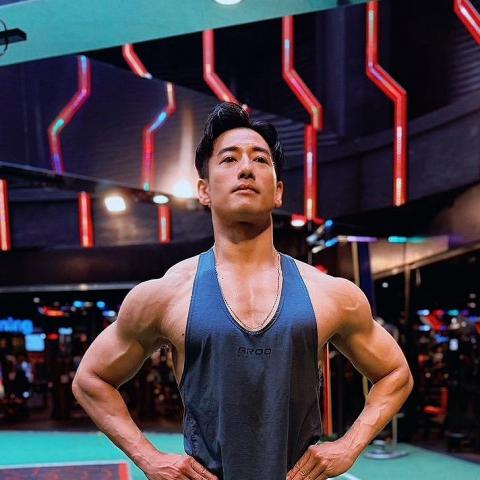 提供衝浪一對一服務的專家Kurt