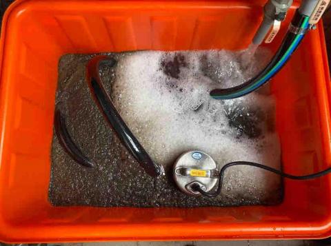 勝陽空調電器行 - 水冷式冰水主機冷凝器藥洗