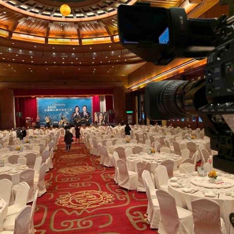 新點子錄影 - 【圓山飯店｜感恩餐會｜EFP活動拍攝】

在圓山飯店舉辦的感恩餐會，現場氣氛溫馨隆重，舞台上安排精彩表演與致詞活動，整場晚宴充滿感謝與祝福的氛圍。

本次由 新點子錄影 執行活動拍攝工作，透過專業攝影設備與穩定的拍攝技巧，在舞台表演時運用倍速鏡頭拍攝人物半身畫面，面對舞台燈光與表演節奏依然能從容掌握畫面節奏，確保每個重要瞬間都被完整紀錄。


#圓山飯店
#感恩餐會
#活動錄影
#EFP拍攝
#舞台活動
#新點子錄影