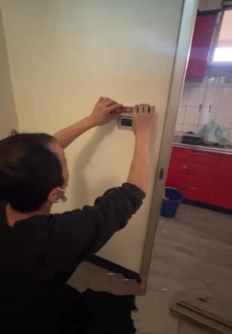 浦程水電工程行 - 插座選用Panasonic，水平尺丈量高低，這是師傅的龜毛地方? 
插座高度不穩定可能造成：
	&bull;	電線受力不均
	&bull;	插頭插入時角度不正
	&bull;	長期可能導致接觸不良