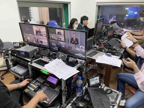 新點子錄影 - 這是一場以預錄方式進行的節目拍攝，畫面裡看似忙碌的控制室，其實正是整個節目順利完成的核心中樞。導播負責畫面切換與流程節奏掌控，成音人員即時監控聲音品質，確保每句對話與音樂清晰穩定；播放電腦則負責影片、PPT與字卡的精準輸出，讓節目內容完整呈現。

節目順利呈現的背後，是導播、成音、播放與攝影團隊密切配合的成果。觀眾看到的是流暢畫面，而我們守護的是整個製作流程的專業與品質。

#節目製作 #導播日常 #EFP拍攝 #幕後團隊 #新點子錄影