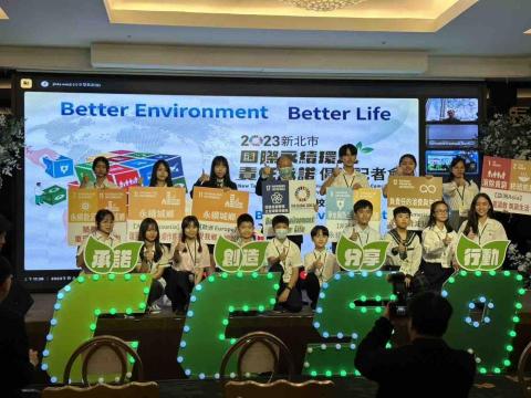 新點子錄影 - 【Better Environment．Better Life｜新北攜手世界啟動永續行動】

新北市政府教育局舉辦「國際永續環保責任承諾倡導記者會」，透過教育行動串聯國際視野，展現城市推動永續發展的決心。活動現場由學生代表共同倡議永續目標，傳遞環境保護與責任消費的重要理念，象徵下一代為地球未來發聲。

本次記者會同步進行線上直播，讓更多民眾即時參與與關注永續議題。新點子錄影負責拍攝與直播工程，整合多機畫面、音訊與訊號管理，確保流程順暢、畫面穩定，完整呈現啟動儀式。

#新北市政府 #永續發展 #SDGs 