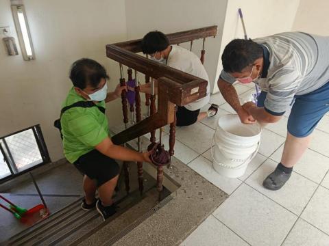 Ms.黃清潔工作室 - 梯間扶手擦拭消毒及地板細縫擦拭清潔