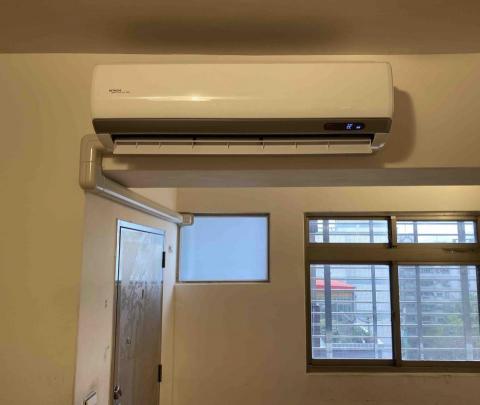 勝陽空調電器行 - 分離式冷氣室內機安裝與銅管修飾槽安裝與窗型冷氣窗口封玻璃