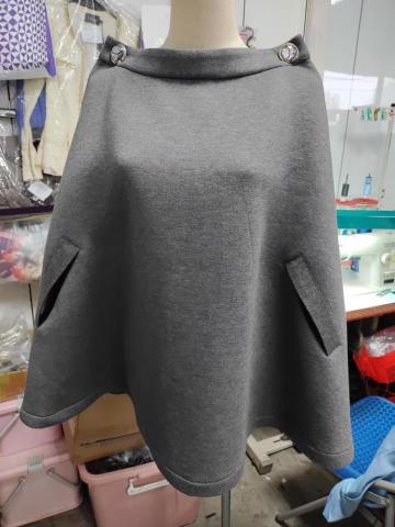 陳姸羽 - 這件是學生自己帶來，原本是件裙子，老師指導改造成披風