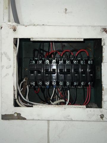 陳永承 - 老屋換線  總開關全部換新的電線也全換新的
給您最好的服務以及安全的使用