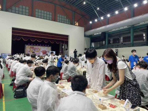 新點子錄影 - 《當科學走進校園：新北科學日點燃探索與創意》

由教育局主辦的「新北科學日」熱鬧登場，透過多元實作體驗與科學展示，引領學生在探索中學習，在實驗中培養創新思維。活動同步線上直播，讓更多師生與家長跨越空間限制，一同感受科學教育的魅力與活力。

新點子錄影負責本次拍攝與直播工程，透過多機影像整合與穩定訊號控管，確保現場互動與舞台內容即時呈現，讓線上觀眾也能身歷其境，共同見證新北推動科學教育的成果。

#新北科學日 #教育局 #校園活動 #線上直播 #科學實驗 #新點子錄影 #多機拍攝 #教育創新